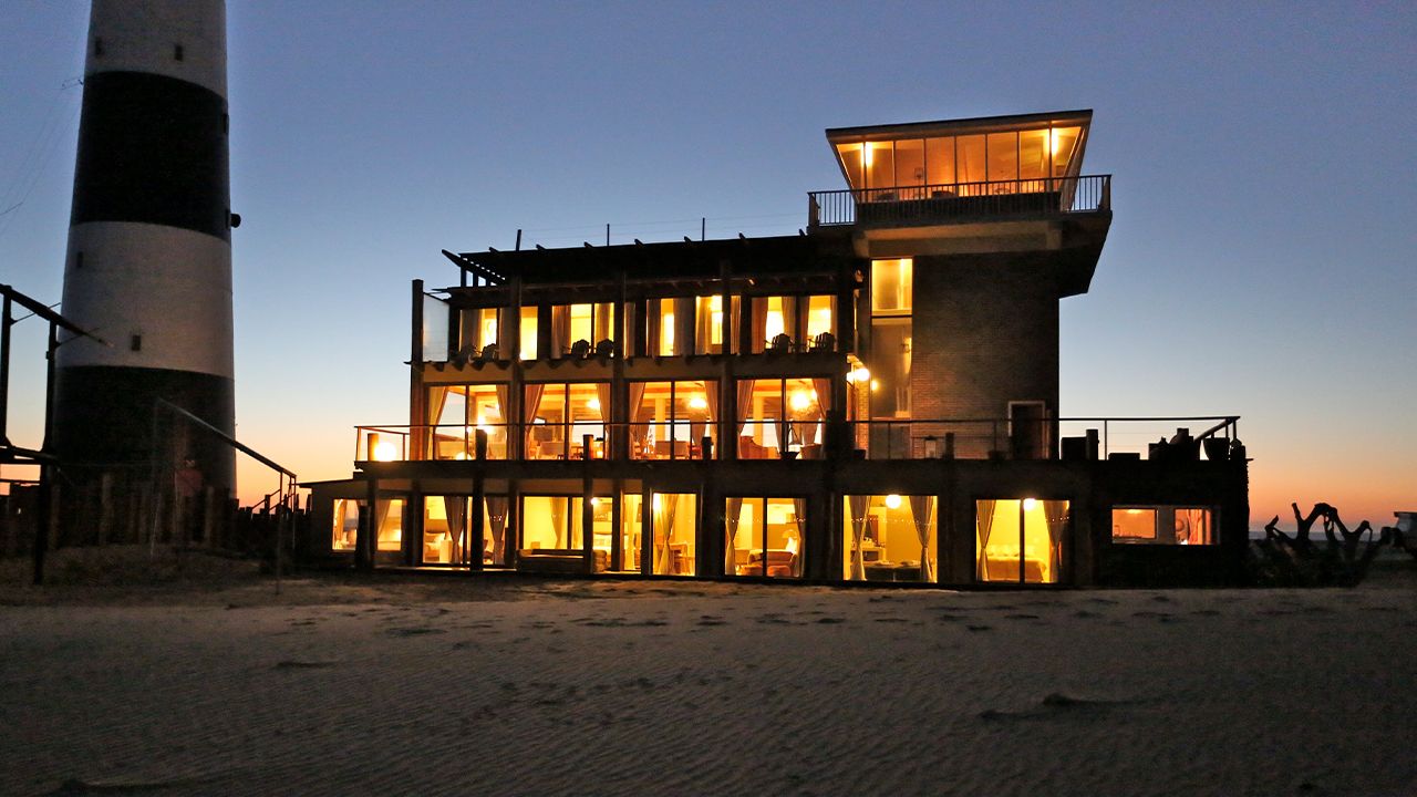 Pelican-Point-Lodge-Exterior-Evening